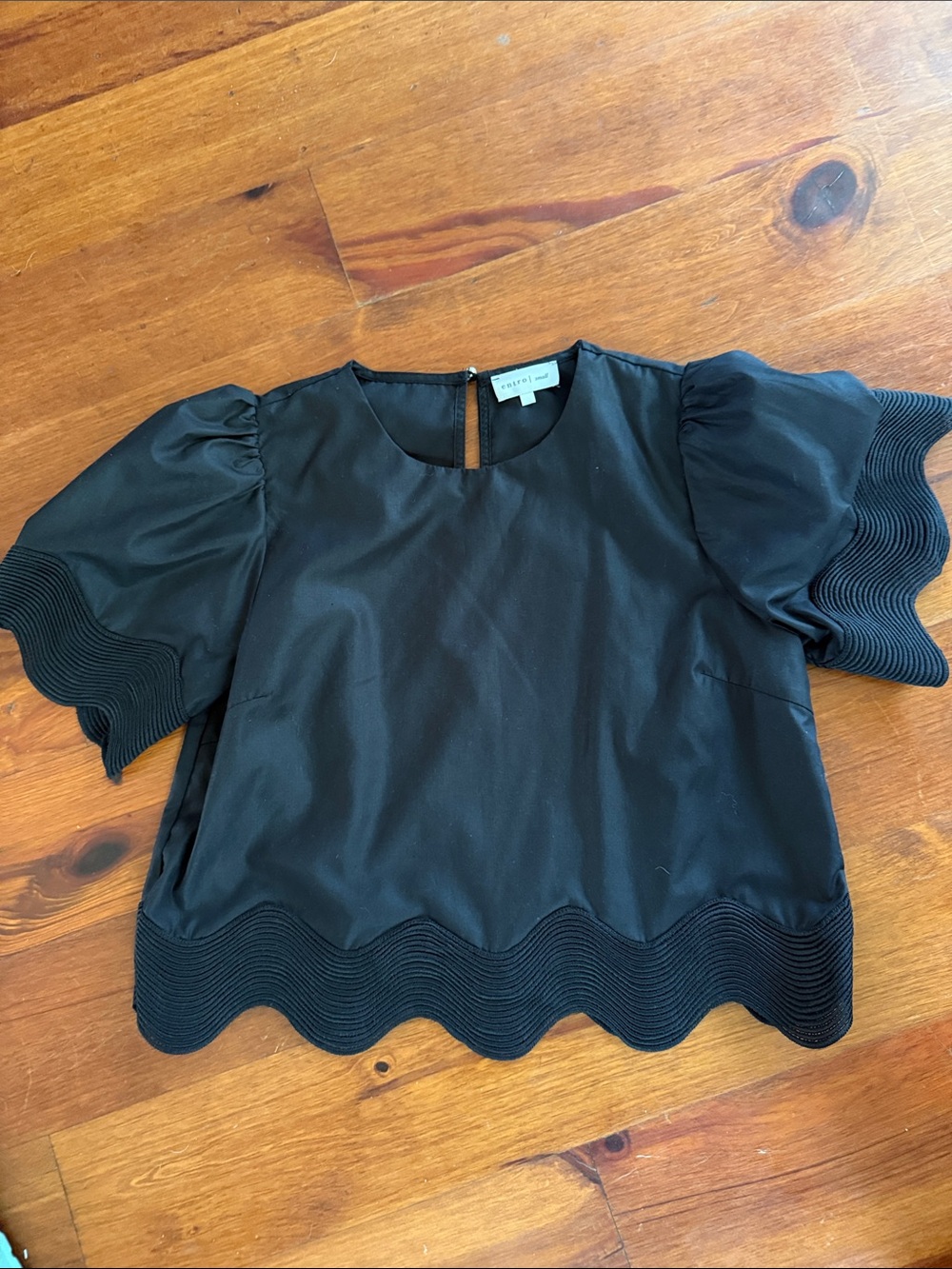entro Black Scalloped Hem Puff Sleeve Blouse